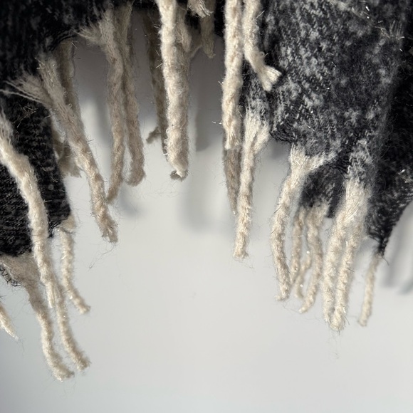 NWT- Women’s Chic Black Woolrich Shawl/Wrap One Size - Picture 7 of 10